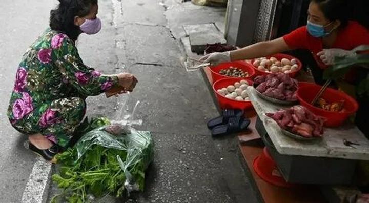 Blouse tay phồng với thiết kế đơn giản và nhẹ nhàng: Blouse tay phồng luôn mang lại